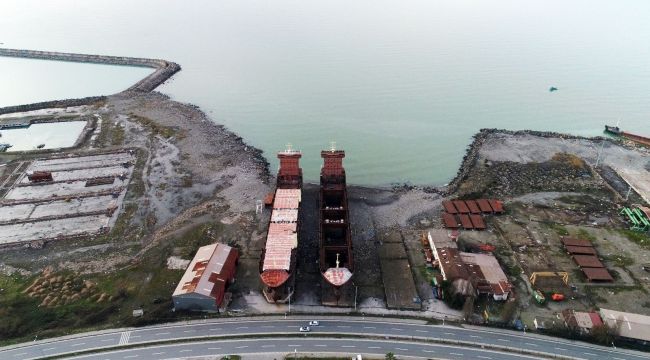 12 yıldır kızakta bekleyen gemi denize indirildi
