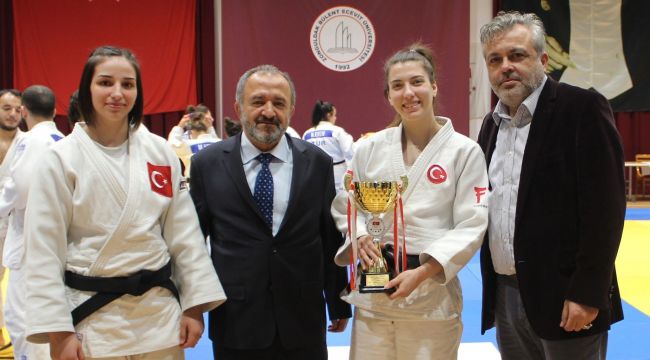 - BEÜ'nün yıldızlı ay yıldızlı formayla Türkiye'yi emsil edecek