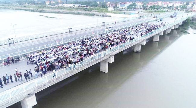  Bin 200 kişiyi köprüdeki iftarda ağırladılar 