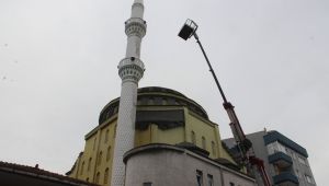  Cami minaresini boyarken vinçte mahsur kaldılar 