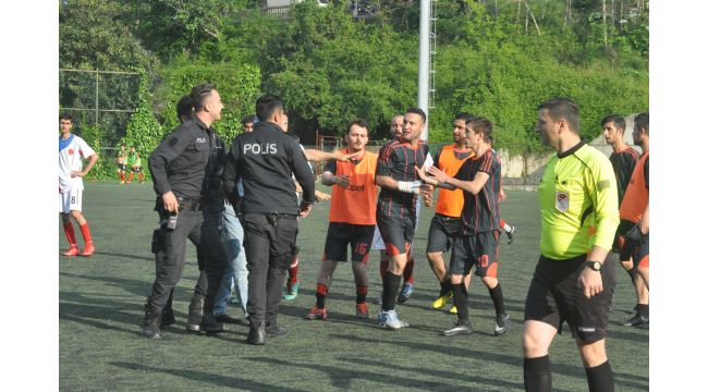  Köşe bayrağı nedeniyle maçta ortalık karıştı 