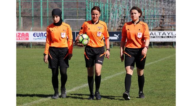 Moldovalı Natalia hafta içi öğretmenlik hafta sonu yeşil sahalarda hakemlik yapıyor