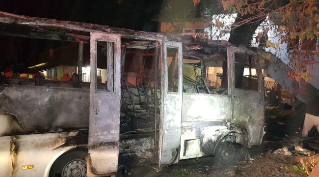 Park halindeki otobüs yandı...