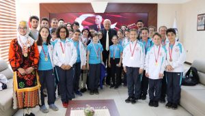 Şampiyon ekip mutluluklarını Başkan Posbıyık'la paylaştı