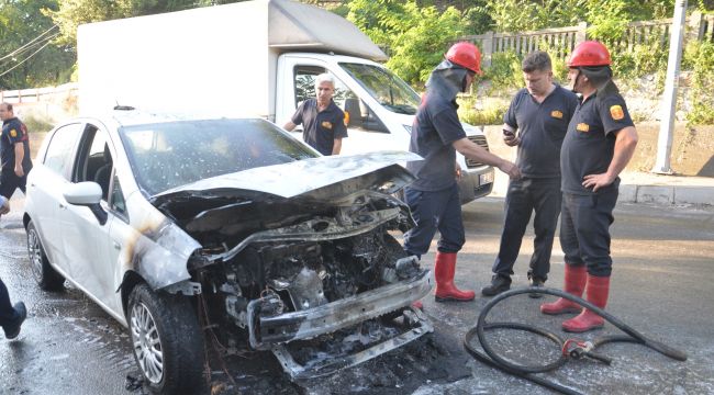 Seyir halindeki otomobil alev alev yandı