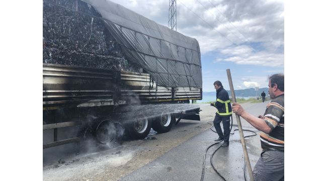 Seyir halindeki plastik atık yüklü tır alev alev yandı