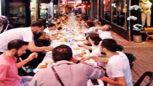 Uzun çarşıda yıllardır süren iftar geleneği 