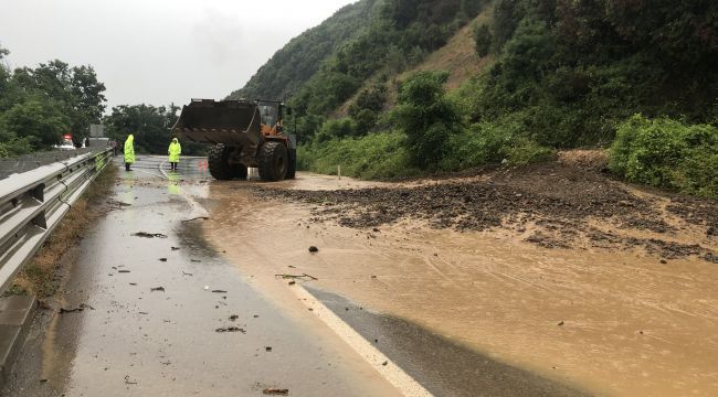 Alaplı - Akçakoca karayolunda selle mücadele...