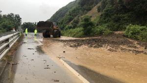 Alaplı - Akçakoca karayolunda selle mücadele...