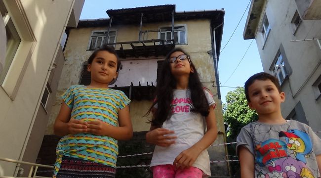 Binadan düşen parçalar mahalleliyi korkutuyor