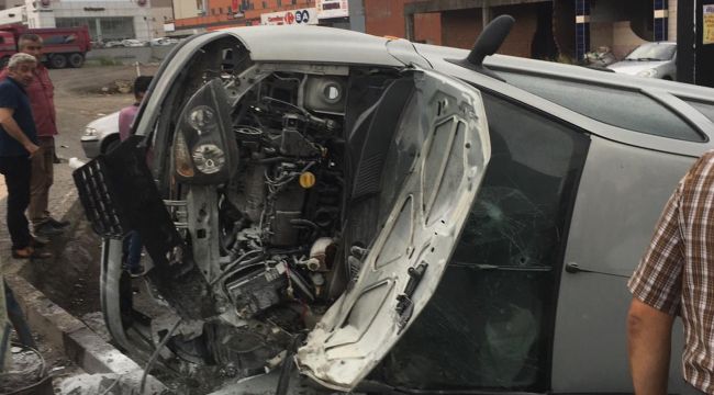 Direksiyon başında fenalaştı elektrik direğine çarptı