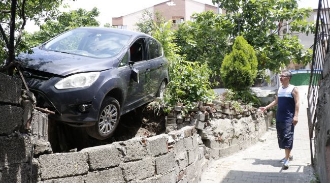 Freni patlayan otomobil bahçeye uçtu: 4 yaralı