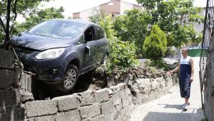 Freni patlayan otomobil bahçeye uçtu: 4 yaralı 