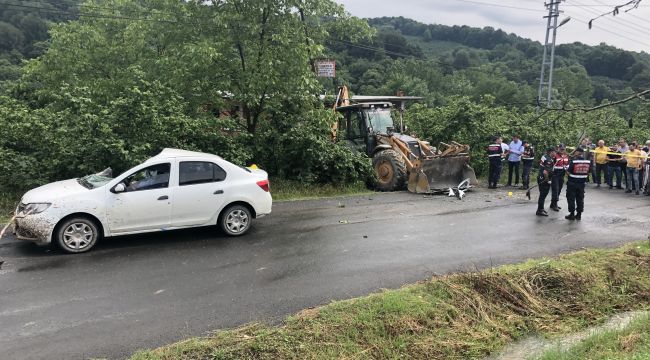 İş makinesi otomobille çarpıştı: 1 ölü