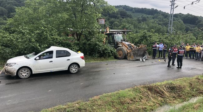  İş makinesi otomobille çarpıştı: 1 ölü 