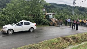  İş makinesi otomobille çarpıştı: 1 ölü 