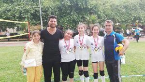 ONLAR ÇİM VOLEYBOLUNDA FİLENİN ALTIN KIZLARI 