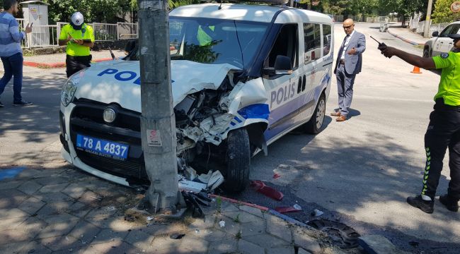  Polis otosu ile otomobil çarpıştı: biri polis 2 hafif yaralı 