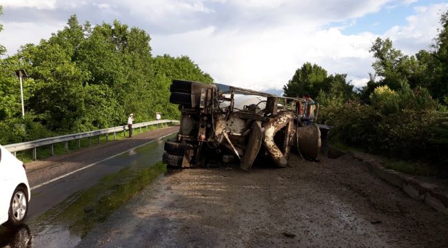Seyir halindeki beton mikseri devrildi