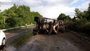  Seyir halindeki beton mikseri devrildi 