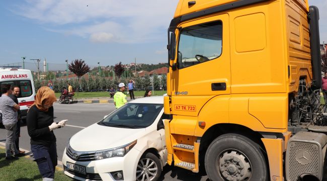 Tırın çarptığı otomobil metrelerce sürüklendi