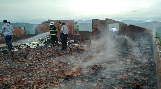 - Yıldırım düşen evin çatısı yandı 