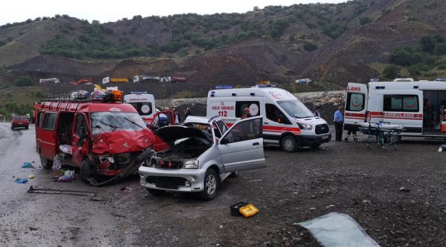 Yolcu minibüsü ile jeep çarpıştı:1'i ağır 13 yaralı