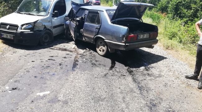 Ehliyetsiz sürücü ekmek dağıtım aracına çarptı
