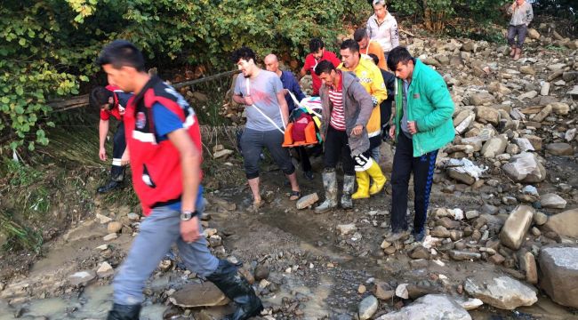 Ekipler zor koşullarda hastaya ulaşarak ambulansa teslim etti 