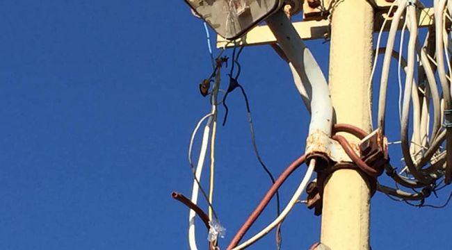 ELEKTRİK DİREĞİNDEN DÜŞTÜ HAYATINI KAYBETTİ...