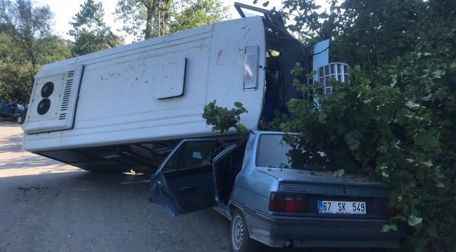 Freni patlayan yolcu minibüsü otomobile çarptı: 2 yaralı
