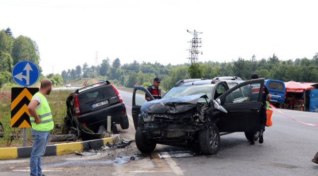  İki otomobil kavşakta çarpıştı: 5 yaralı 