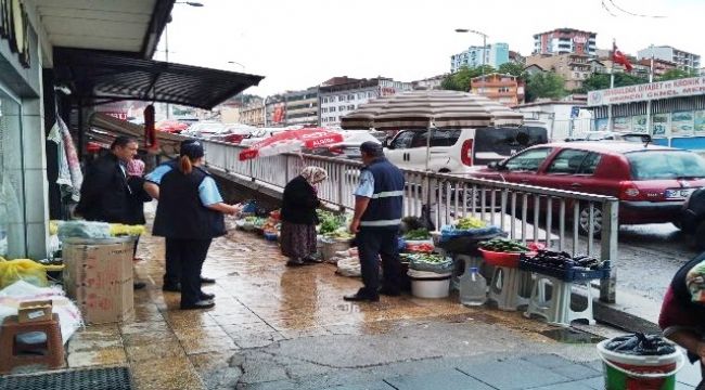 Kaldırım işgaline sabah baskını