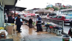 Kaldırım işgaline sabah baskını
