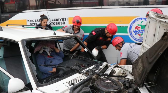 - Kaza yaptığı otomobilde sıkışan kadın böyle kurtarıldı