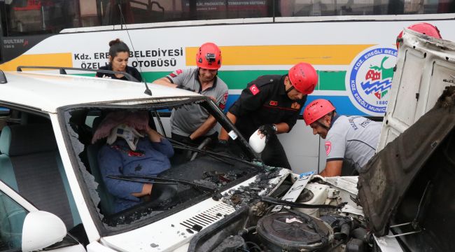 - Kaza yaptığı otomobilde sıkışan kadın böyle kurtarıldı 