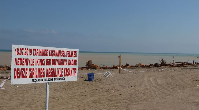 Sel nedeniyle Akçakoca'da denize girmek yasaklandı