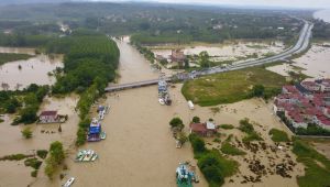 Yoğun yağış Kocaali-Akçakoca yolunu ulaşıma kapadı 