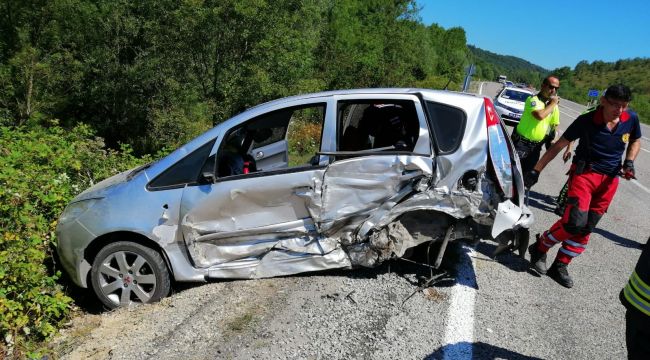 Karşı şeritteki araca çarptı, 5 kişi yaralandı