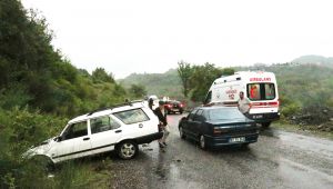 Kontrolden çıkan otomobil yol kenarındaki kayalıklara çarptı: 2 yaralı 