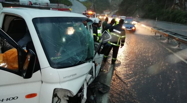 Kuvvetli yağış kazayı da beraberinde getirdi: 2 yaralı 