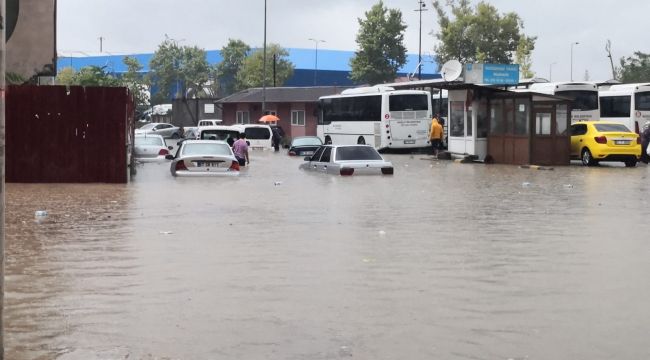  Zonguldak'ta kuvvetli yağış hayatı felç etti 