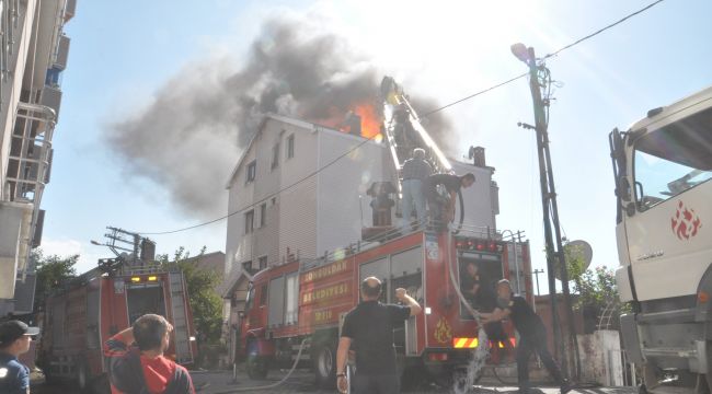  Çatı katında çıkan yangın mahalleliyi korkuttu
