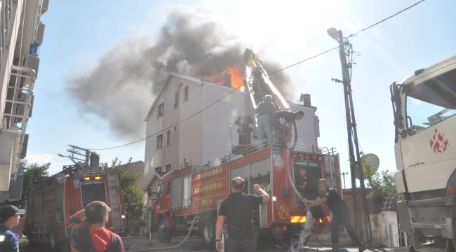 Çatı katında çıkan yangın mahalleliyi korkuttu