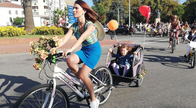 Kadınlar süslenip bisiklet turuna katıldı