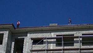 - 9 aydır maaşlarını alamayan işçiler inşaatın çatısına çıktı