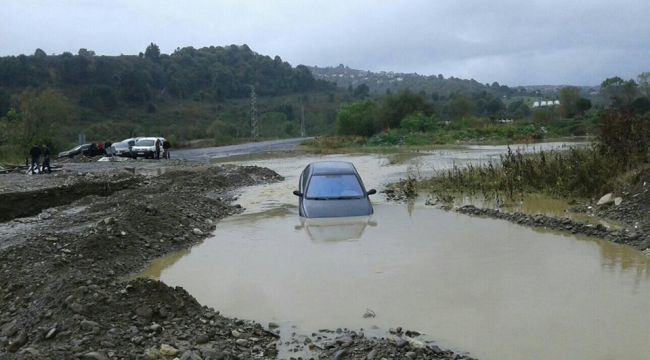  ARAÇ SU KANALINA DÜŞTÜ...