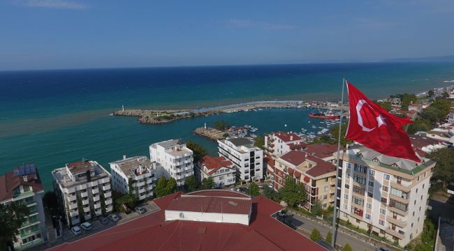  Barış Pınarı Harekatına asker selamlı bayraklı destek