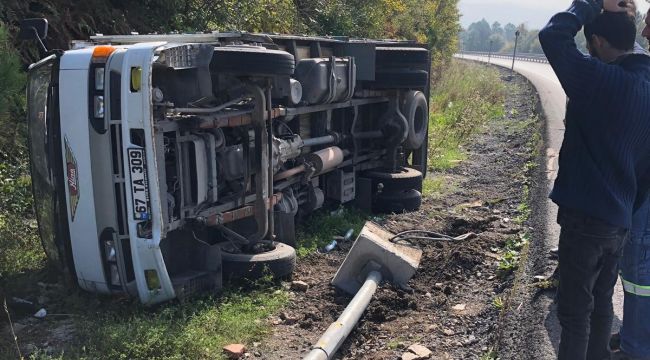 - Elektrik direğine çarptı, yan yattı