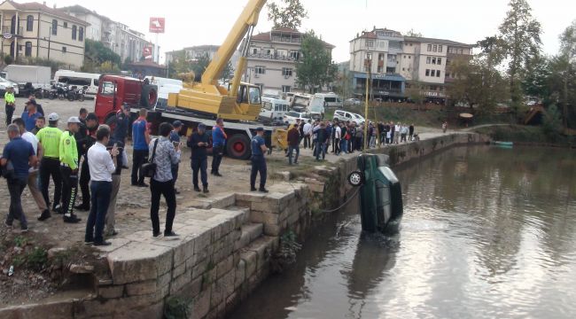 Park halindeki araç ırmağa uçtu